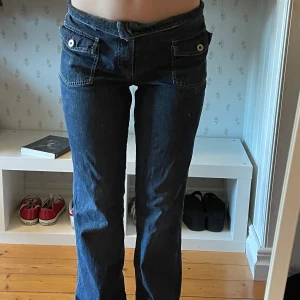Jeans med coola fickor! - Jättesnygga jeans som är midrise men man kan även vika ned kanten som på första bilden! De har så snygga fickor fram och bak med röda detaljer. Raka i benen. Jag är 166cm☺️