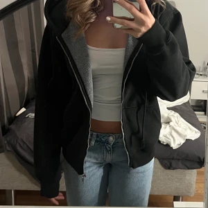 Kofta från brandy melville - Kofta från brandy Melville,Köptes för 400kr säljer för 180 Fint skick då den nästan aldrig har kommit till användning då jag tyckt den var lite för stor