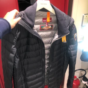 Parajumper dunjacka stl S - Har haft den i ca 1,5 år och bara använt den i första halvåret, den är i toppskicks, köptes den för 4000kr