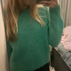 Grön stickad tröja  - Otroligt mysig och fin tröja!!! Original pris är 400kr. Sparsamt använd , jätte bra skick. Helt perfekt till vinter halvåret.