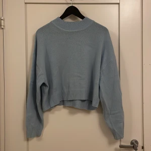Stickad tröja - Jag säljer nu min söta stickad tröja från hm. Den är väldigt mysig att ha på sig och passar perfekt nu till vintern med ett par mörka jeans. Den är använd ett fåtal gånger och är i väldigt bra skick💗💗