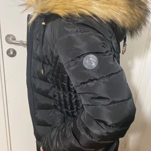 Roco Baroco Vinterjacka - En superbekväm Rocobaroco vinterjacka som inte kommer till användning längre, inga defekter. Nypris 3000kr men jag sänker mig till 450kr då den är använd men mycket bra skick.