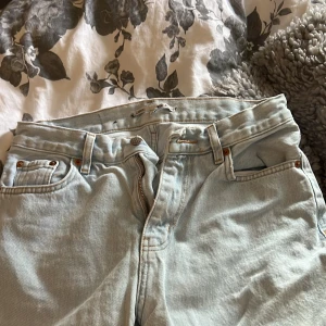 Jeans  - Ljusblåa jeans från junkyard i storlek 38 säljs pågrund av att dom är försmå. Når nästan ner till mina fötter och jag är 172.
