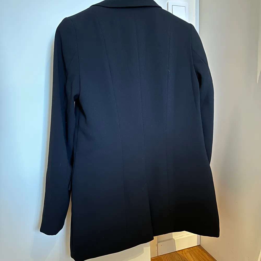 Superfin svart blazer från Stylein, i polyester. Från hemsidan: Benito is one of our most appreciated designs ever. This beautiful straight-fit-blazer is made from Stylein’s fine textured and easily maintained crepe quality. Pair it with Ben or Boris trou. Kostymer.