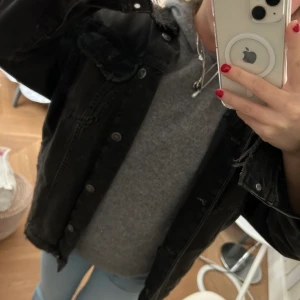 Zara jacka  - Mörkgrå jeansjacka från zara, bra skick❤️