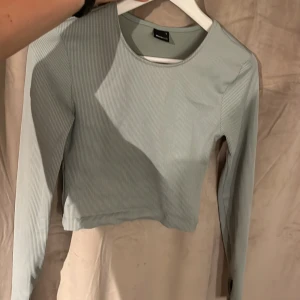 Träningströja  - Ljusgrön och så skönt material. Men hål i ärmarna. Aldrig använd 