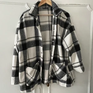 Shein - Nu säljer jag denna randiga lite tunnare kappa från SHEIN. Ganska stor i storleken så passar S-XXl. Priset kan alltid diskuteras😃