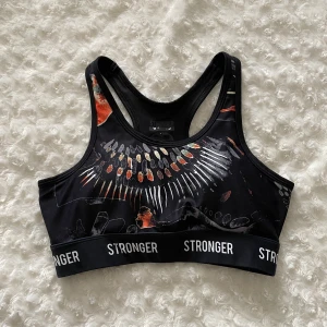 Stronger tränings-bh strl S - Säljer denna tränings-bh från stronger i nyskick. Den är endast använd två gånger. Jag säljer den eftersom den tyvärr är för stor för mig. Nypris: 399 kr. Jag säljer också matchande träningstights i storlek M, även den i nyskick. Kan gå ner i pris vid köp av båda.