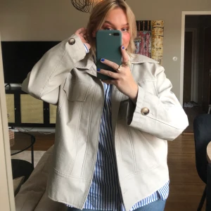 Beige skinnjacka  - Beige skinnjacka i skjortmodel från NAKD! Oversized i modellen, supersnygg😍 Jacka är stor i storleken! Hör av dig ifall du vill ha fler bilder💓