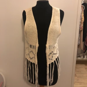 Väst med detaljer  - Säljer denna väst! Hör av dig vid intresse💖