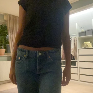 Säljer arrow low weekday jeans💗 - Säljer mina super fina mörkblå arrow los weekday jeans som tyvär är för långa för mig (är 160 cm) storlek 24/32, använd en gång💗