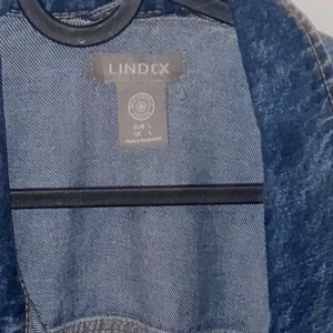  jeansjacka med puffärmar  - Mycket bra skick på jackan men säljer den då den är för liten för mig , med fickor på brösten och med resårband på ryggen