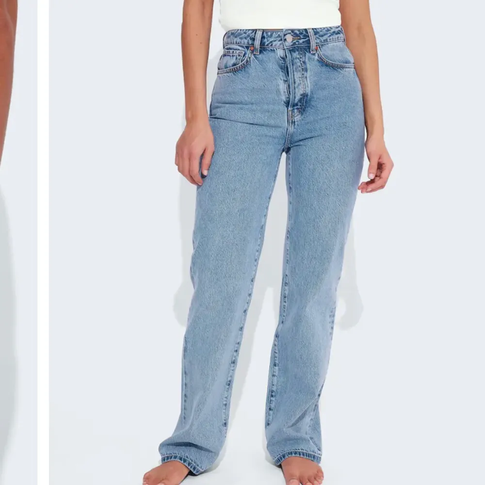 Säljer mina jeans ifrån bikbok, använda fåtal gånger och ny pris är 599! Längd 32. Jeans & Byxor.