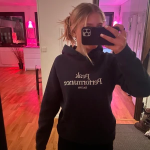 Peak performance hoodie - Super fin och helt nyskick. Använt 1 gång och fortfarande helt mjuk på insidan. Säljer pga ej kommer till användning. Köpt för 700kr 