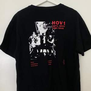 Säljer denna Hov1 t-shirt från deras Until next time Tour i Malmö. Storlek L och sitter lite oversized på mig som brukar ha M. Aldrig använd.