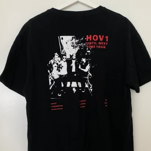 Hov1 tröja - Säljer denna Hov1 t-shirt från deras Until next time Tour i Malmö. Storlek L och sitter lite oversized på mig som brukar ha M. Aldrig använd.