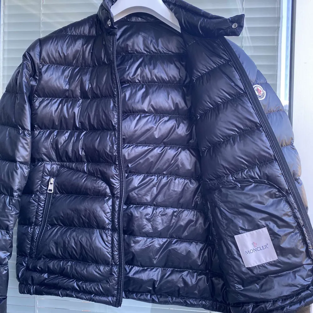 MONCLER Acorus Down Jacket Black 3 - L vår jacka Har kvitto och den går att scanna för att se att den är äkta. 9/10 skick. Den är som M i storlek. Jackor.