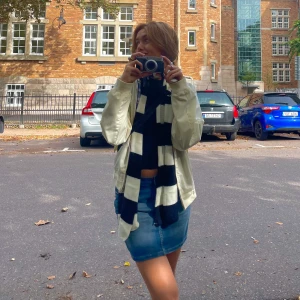 Tunn bomberjacka  - Vit/beige jacka med rutig insida 