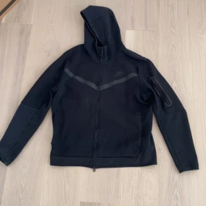 Nike tech fleece - Tjena! Säljer nu min Nike tech fleece i svart i storlek L då den aldrig kommer till användning. Den är 8/10 skick och priset kan diskuteras och kan även mötas upp i malmö/vellinge