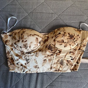 Korsett  - Säljer min blommiga korsett som aldrig är använd de den är för liten tyvärr! 