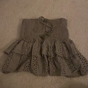 kjol med shorts💚 - Denna snygg kjol/shorts från zara, säljer för 40kr + frakt🤍