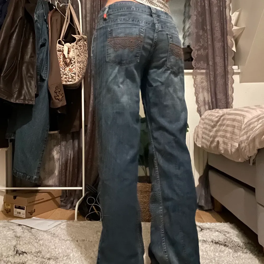 Snygga jeans som tyvärr inte kommer till användning, byxorna är från esprit😇. Jeans & Byxor.