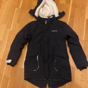 Vinterjacka  - Barns vinterjacka använt den bara en vinter. I jättebra skick.