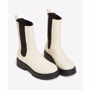 OANVÄND TRENDIGA CHELSEA BOOTS - Säljer mina slutsålda chelsea boots från Monki! Supersnygga men bara inte kommit till användning. I nyskick då jag aldrig använt de innan 🥰🫶🏼❤️ 