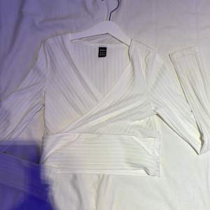 Säljer denna vita tröja från shein för den inte kommer till användning 