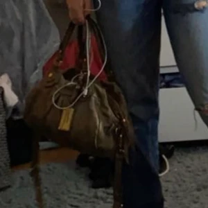 Marc Jacobs Väska  - Säljer min Marc Jacobs som är i användt skick, därav priset. Väskan är självklart äkta men har tappat bort det längre snöret eftersom det inte kom till användning. Det är i perfekt storlek och passar till allt!   