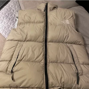 North Face väst - Beige puffer vest från North face. Köpt secondhand för drygt 1000kr. Skriv privat för frågor eller fler bilder!! 