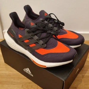 Adidas Ultraboost  - Helt nya Adidas ultraboost 21. Oanvända i kartong Stl 44 2/3. Från Intersport orginal pris 1949 kr 