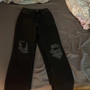 Svarta jeans  - Svarta jeans från NA-KD med hål på knäna, skriv för fler bilder 