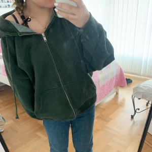 Brandy melville - brandy melville grön hoodie, knappt använd, endast en storlek (oversized passform) 270 kr inklusive frakt