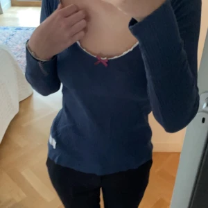 Odd Molly tröja  - Jättefin trendig mörkblå tröja från odd Molly! Endast använt 1 gång och säljer pga att jag har en liknande tröja som denna. Jag säljer även samma i rosa också💖(köpare betalar frakt)🫧🫧