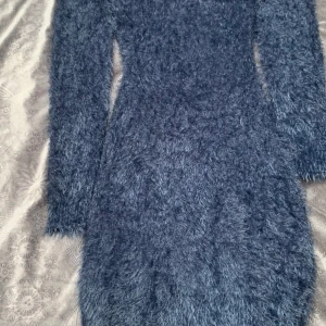 Kläning stl s/xs  - Den har ett hål på bröstet som ska vara där, den e i ny skick aldrig använda, lappen är borta 