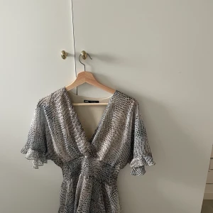 Klänning - Klänning i från Zara som inte kommer till använd, är använd 2 gånger och inga defekter.