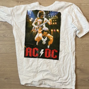 Acdc tröja  - En vit tröja med acdc tryck, aldrig använd. Köparen står för frakt. 