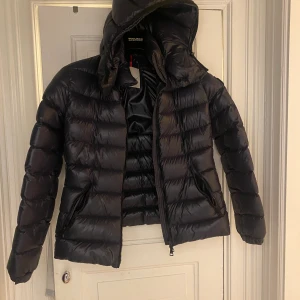 Moncler jacka stl 2 (S) - Säljer denna as snygga moncler viner jackan perfekt nu till vintern!😍använt några gånger men finns inga märken på den och känns som ny!🥰passar S och M ( äkta, äktehetsbevis finns) 