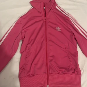 Ljus rosa adidas jacka  - Skit snygg adidas tröja som är ljus rosa säljer på grund av att det inte riktigt är min stil 