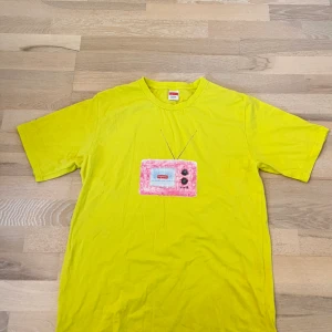Supreme Tv Tee - Supreme Tv tee i storlek L, Fint skick