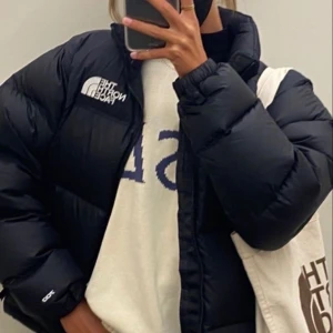 North face puffer jacket  - Har varit borta länge från Plick nu, men kör igång nu igen! Säljer min north face jacka i svart i storlek xs (mer som s) eftersom jag letar efter en ny vinterjacka🫶🏻 i superbra skick!💕