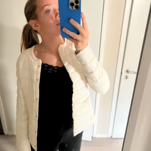 Jacka  - Hör av dig vid eventuella frågor. Den har lite defekter som syns på sista bilden. Går kanske bort i tvätten, inte försökt att tvätta den.