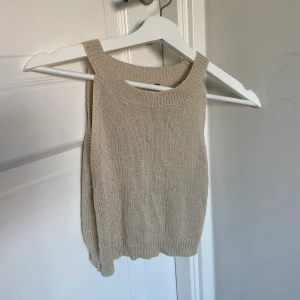 Beige Virkad Topp - Skitsnygg virkad topp som jag inte vet var den är ifrån ’ bra skick 🤍 tryck inte på köp knappen 