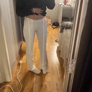 Kostymbyxor  - Jättefina lågmidjade kostymbyxor från bikbok använda max 5 gånger så säljer det för det ej används. Har sytt ihop slitsen på sidan men går att sprätta upp. Köpte för 600kr om ja minns rätt. Ser splitter nya ut. Passar perfekt på mig som är 160cm 