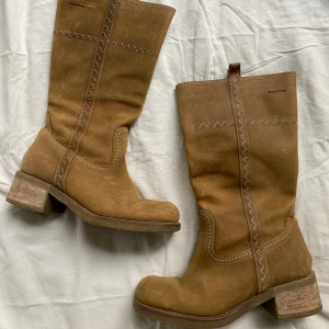 Vagabond boots  - Säljer sjuuukt snygga vagabond boots, dom är tyvärr lite för små i vaden för mig :( man ser att dom är lite använda men inget man tänker för mycket på. Sulan ser nästan oanvänd ut. Skriv för fler bilder eller andra funderingar ❣️