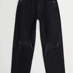 Svarta jeans med slitningar vid knäna, stl 32 petit, knappt använda 