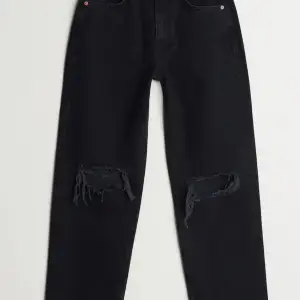 Svarta jeans med slitningar vid knäna, stl 32 petit, knappt använda 