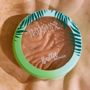 Physicians Formula Butter Bronzer  - Säljer denna bronzer ifrån Physicians formula. I färgen murumuru, endast använda 3gånger. Luktar kokos🤍