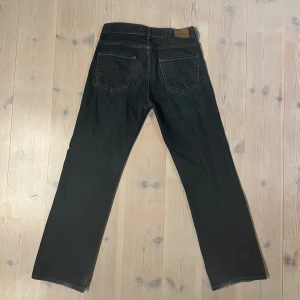 J Lindeberg bootcut jeans  - Riktigt fina J Lindeberg byxor av högsta kvalitet och men as snygga J Lindeberg detaljer. Storlek, skulle säga att de sitter som en 30/32. Sjukt bra skick och rakpasform med en gnutta botcut. Passformen påminner om Hop rush denim. 